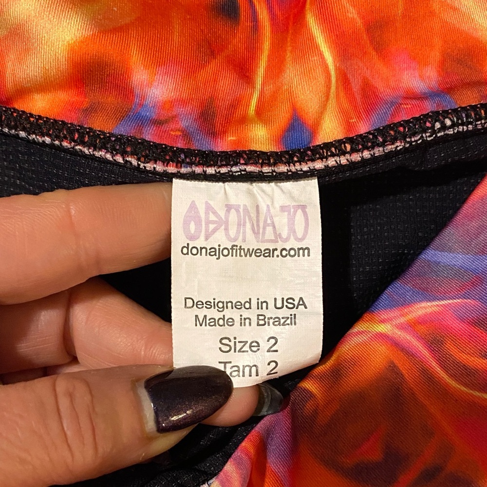 Dona Jo Colorful Abstract Women's SKORT. Size 2 which is a Medium, 8-10 - Picture 2 of 9